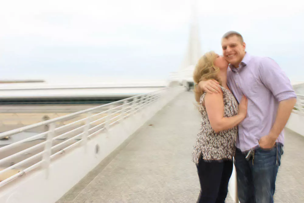 Milwaukee Art Musuem Katie and Zack Engagement Photos