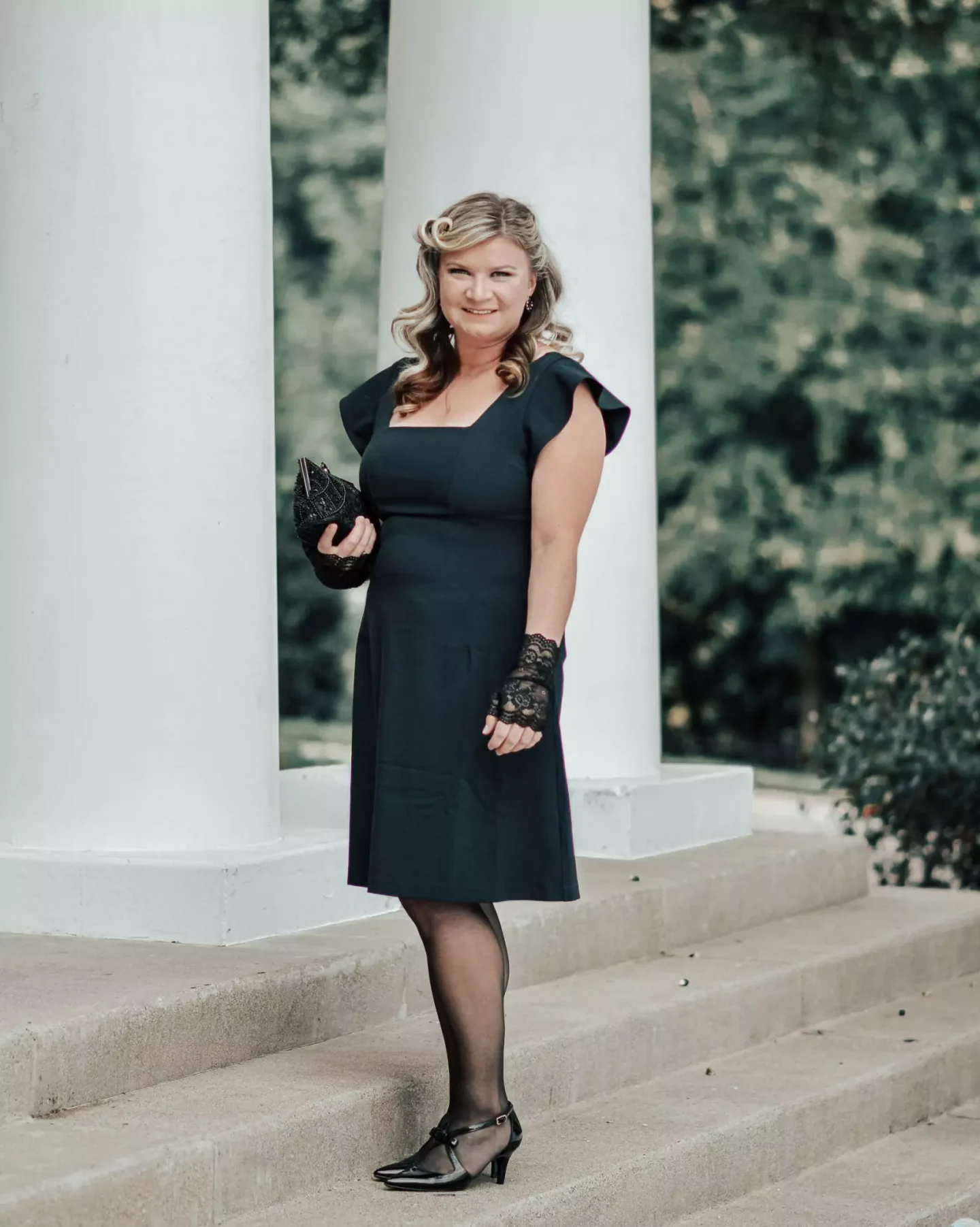 Katie Kinsley wearing 1940s style outfit